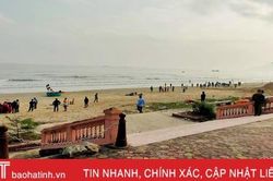 Rủ nhau đi tắm biển, 2 học sinh ở Hà Tĩnh bị sóng cuốn trôi