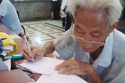 Cuối năm, gặp ông lão 'nối kết thế giới bằng cây bút mực'