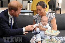 Vợ chồng Hoàng tử Harry chính thức trở thành thường dân