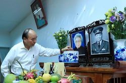 Thủ tướng dâng hương, tưởng nhớ các nguyên lãnh đạo Đảng, Nhà nước