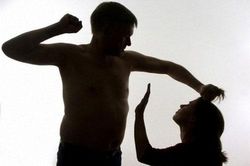 Mỗi lần bị chồng đánh, mẹ chồng lại lao tới đỡ đòn cho con dâu