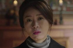 Lên thăm vợ chồng con trai, chết điếng khi thấy con dâu và người đàn ông lạ 'ghì chặt' nhau trong thang máy