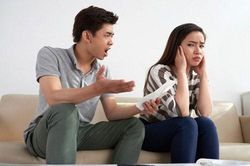 Đang 'còng lưng' làm việc, tôi nhận được điện thoại của mẹ chồng cũ
