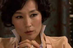 Đêm nào vợ chồng tôi ngủ mẹ chồng cũng rình mò rồi lén vào phòng kiểm tra, chỉ sợ 'tốt mái hại trống'