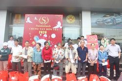 Công ty TNHH Sao Mai Anh trao 200 suất quà cho người nghèo