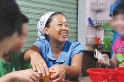 Những tình nguyện viên Nhật Bản chăm sóc người khuyết tật ở miền Trung