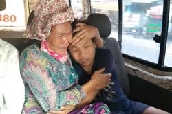 Cuộc đoàn tụ đầy nước mắt ngày giáp Tết của mẹ con người bán vé số