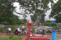 Nhộn nhịp 'câu cá âm phủ' ở nghĩa trang Bình Hưng Hòa