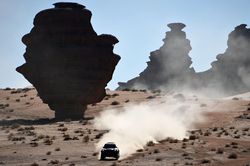 Choáng ngợp trên đường đua giữa núi cao và vực sâu tại Dakar Rally