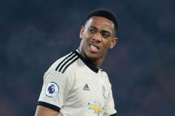 Trụ cột hàng công Man United bị huyền thoại chê bai