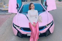 Sam mặc đơn giản khoe dáng bên siêu xe, Chi Pu diện đồ giống Jennie