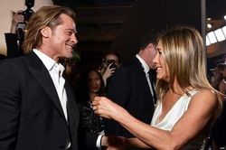 Brad Pitt nắm tay vợ cũ Jennifer Aniston
