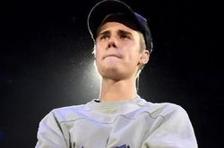 Justin Bieber than trách khi bài hát mới thất bại
