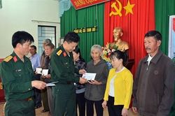 Học viện Lục quân trao quà Tết tặng hộ nghèo, gia đình chính sách
