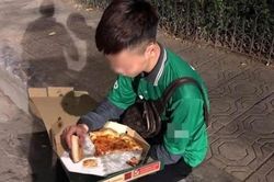 Đau lòng shipper bị bom hàng, ngậm ngùi ngồi ăn pizza trên vỉa hè