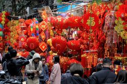 Phố Hàng Mã tràn ngập sắc đỏ dịp Tết Canh Tý 2020