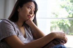 Nghe ngóng chồng được thưởng Tết 100 triệu nhưng anh chỉ đưa cho tôi 20 triệu và nói một câu khiến tôi 'ngã ngửa'