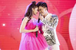 Nam Cường quỳ gối 'cầu hôn' Trương Quỳnh Anh