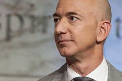 Tài sản bị thổi bay 17 nghìn tỷ trong 1 ngày, Jeff Bezos nhường lại ngôi vị giàu nhất thế giới cho đại gia người Pháp