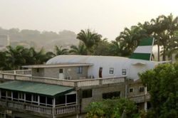 Vợ thích đi du lịch, chồng xây hẳn căn nhà giống hệt máy bay
