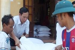 Vĩnh Linh phân bổ trên 5,6 tấn gạo cứu trợ 3 xã miền núi