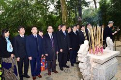 Đoàn đại biểu tỉnh dâng hương tưởng nhớ Chủ tịch Hồ Chí Minh và viếng các Anh hùng liệt sỹ