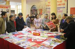 Triển lãm ảnh tư liệu, trưng bày sách, báo Xuân