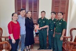 Tặng quà Tết cho bộ đội biên phòng và học trò nghèo ở Cần Giờ