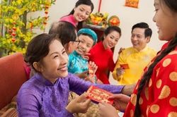 Vì sao có tục mừng tuổi trong ngày Tết?