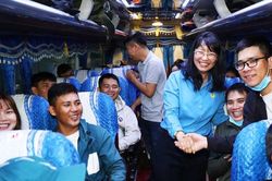 Hàng chục nghìn công nhân nghèo được hỗ trợ vé tàu xe về quê ăn Tết
