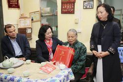 Phó Bí thư Thường trực Thành ủy Hà Nội thăm Nhà tưởng niệm bác sĩ Trần Duy Hưng