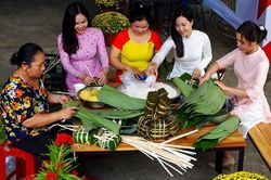 Gói bánh chưng, bánh tét ở chợ quê ngày Tết
