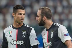 Bất mãn với Ronaldo, Higuain bỏ ăn mừng cùng đội nhà