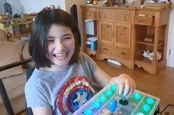 Người cha chế tay cầm chơi game cho con khuyết tật