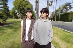 V BTS 'đá lẻ' tận trời Tây để mừng chiến thắng của bạn thân