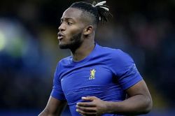Tiền đạo Chelsea bị tố 'quên' tiền nuôi con