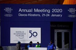 Người biểu tình đi bộ đến Davos, Thụy Sĩ huy động lực lượng lớn bảo vệ ông Trump