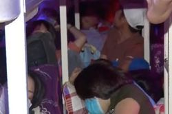Kinh hoàng 'chuyên cơ mặt đất' 46 chỗ nhét 99 người về quê ăn Tết