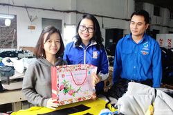 Tỉnh đoàn thăm, tặng quà Tết cho công nhân là thanh niên có hoàn cảnh khó khăn