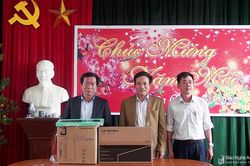Hoạt động tặng quà Tết người nghèo ở các địa phương