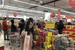 Hàng hóa đa dạng, sức mua tăng dần những ngày cận Tết Nguyên đán