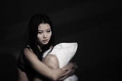 Ban ngày thì lấm lét sợ hãi, ban đêm ngủ mơ đều kêu cứu, đến lần thứ 3 tôi quyết định gọi chồng tỉnh rồi tra hỏi quyết liệt khiến anh nói ra sự thật đau đớn