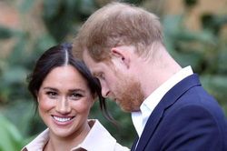 Sự đánh đổi mạo hiểm: Những thứ Harry buộc phải từ bỏ khi rời hoàng gia Anh, đi theo Meghan Markle