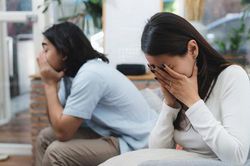 2 tháng nay vợ bắt tôi ôm gối ra phòng khách ngủ và chỉ được phép 'lên giường trả bài' khi tôi chịu gật đầu đồng ý mua nhà