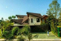 Vẻ đẹp 'gây nghiện' của ngôi nhà mái chồng mái phá cách