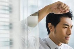 Nghi vợ ngoại tình, tôi tìm cách theo dõi để rồi chết lặng vì cảnh tượng trước mắt