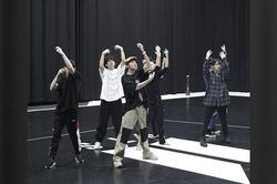 BTS tung ảnh luyện vũ đạo cho sân khấu đầu tiên của Black Swan