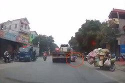 Nữ sinh thoát chết trong gang tấc dưới bánh xe container