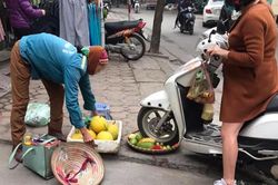 Người phụ nữ phi xe cán nát mẹt hoa quả của bà cụ bán hàng rong khiến cộng đồng mạng phẫn nộ