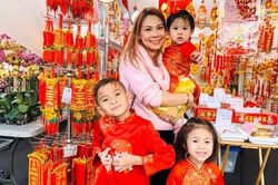 Thanh Thảo đưa các con diện áo dài tung tăng chợ Tết
